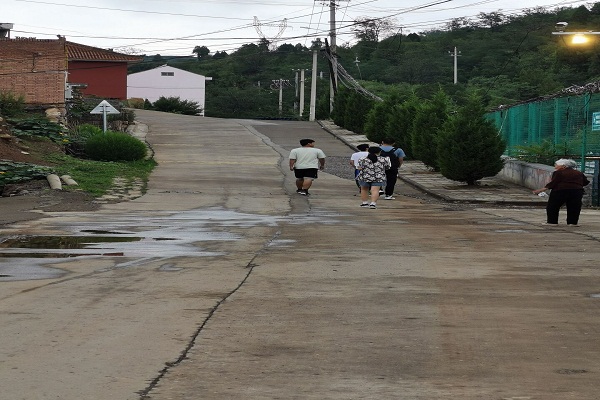 走访蚕茧养殖基地.jpg