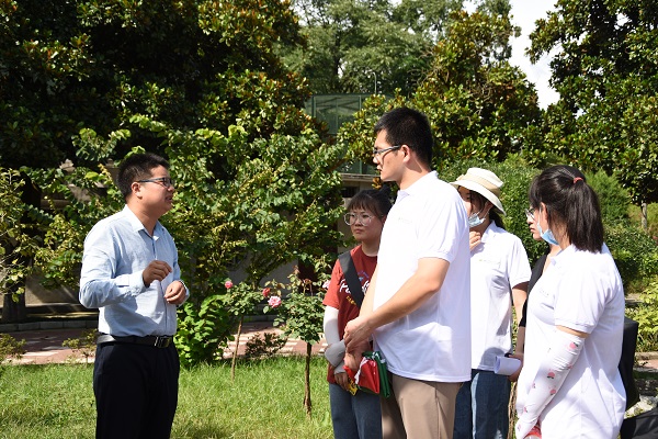 生态园老师为同学们讲解朱鹮的扩繁历史.JPG