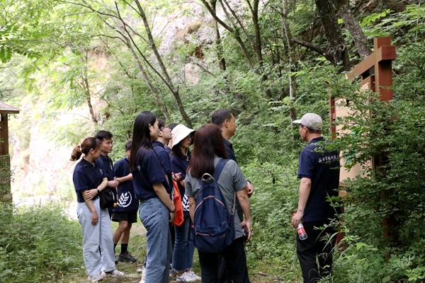 图片三 团队在鸟巢体验区参观学习.JPG