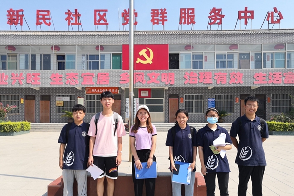 队员在新民社区服务中心的合影.jpg