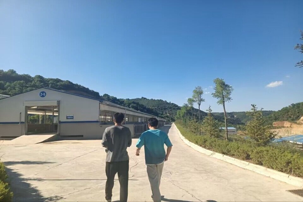 服务队调研湖羊繁育基地不同羊舍.jpg